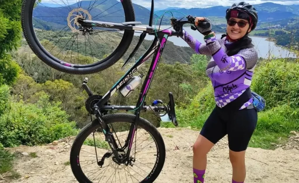 mujer ciclista en recorrido rural