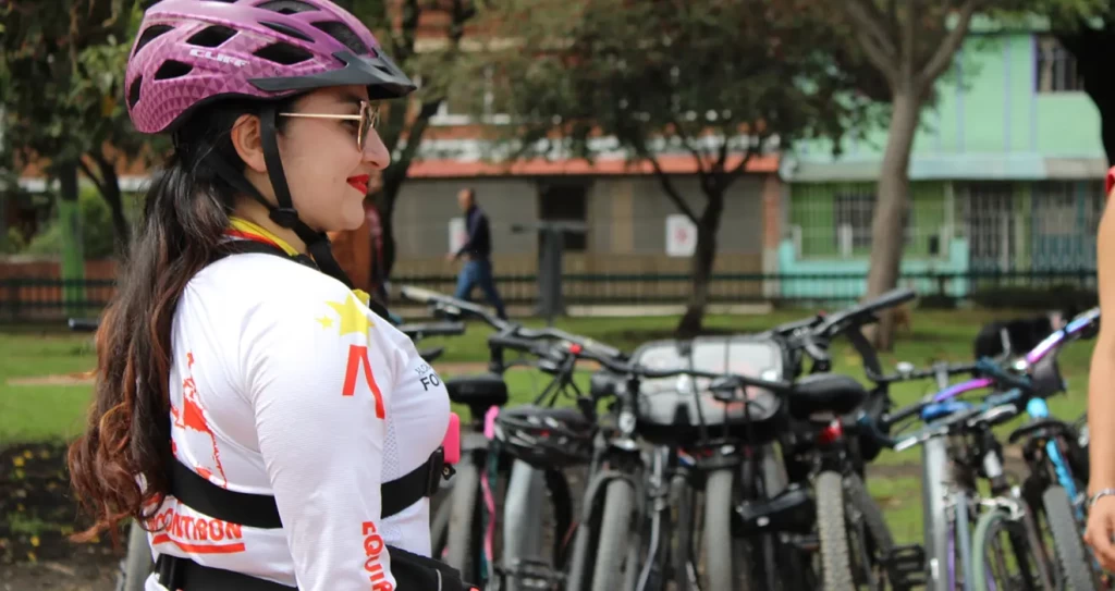 mujer ciclista en bogota