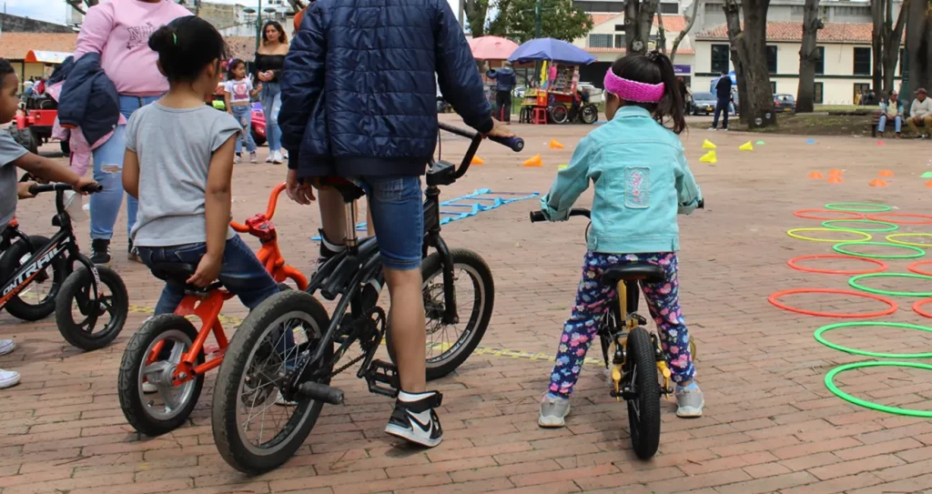 niños montando bicicleta